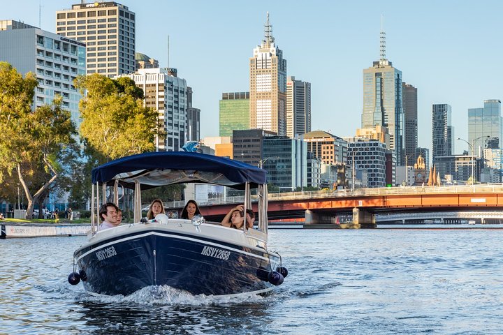 Crociera in barca senza patente sullo Yarra River con vista sul CBD di Melbourne e sull'Eureka Tower
