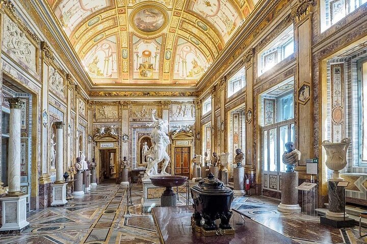Groupe VIP avec casques audio visitant la Galerie Borghèse à Rome avec guide historien de l'art