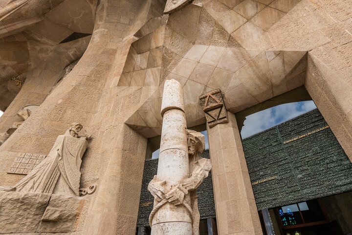 Sagrada Familia accès prioritaire guide expert musée Gaudí — 15932P95