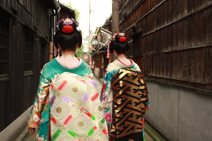 Nächtlicher Spaziergang in Gion mit Laternen und Geishas – Koyo Kyoto 175777P31
