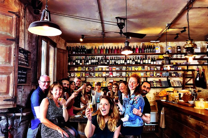 Tapas et vins dans les caves cachées de la vieille ville de Barcelone