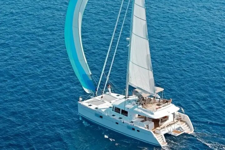 Catamaran naviguant vers l'île de Dia depuis Héraklion avec déjeuner à bord