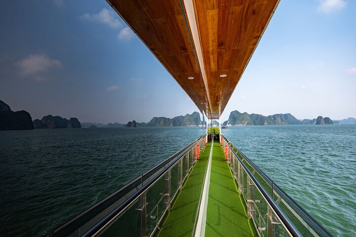 Traditionelle Dschunke auf der weniger frequentierten Route 2 der Halong Bay mit Karstformationen