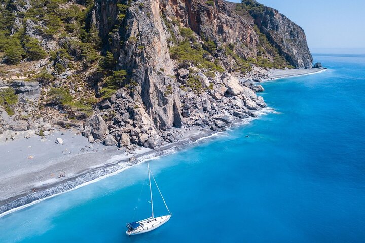 Voilier longeant les côtes sauvages du sud de la Crète lors d'une excursion premium