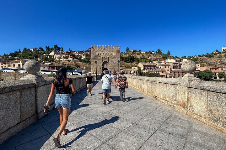 Déjeuner traditionnel castillan inclus dans le tour premium Tolède, Ávila et Ségovie depuis Madrid