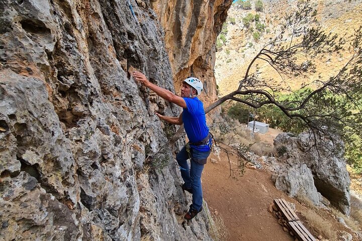Escalade dans les gorges de Thérisos à La Canée lors d'un tour d'aventure privé en Crète