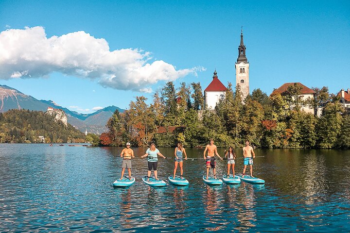 Stand-up paddle lac de Bled avec vue sur l'île et le château débutants acceptés