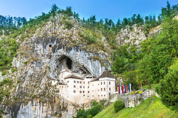 Grottes de Postojna train souterrain galeries stalactites château de Predjama Slovénie