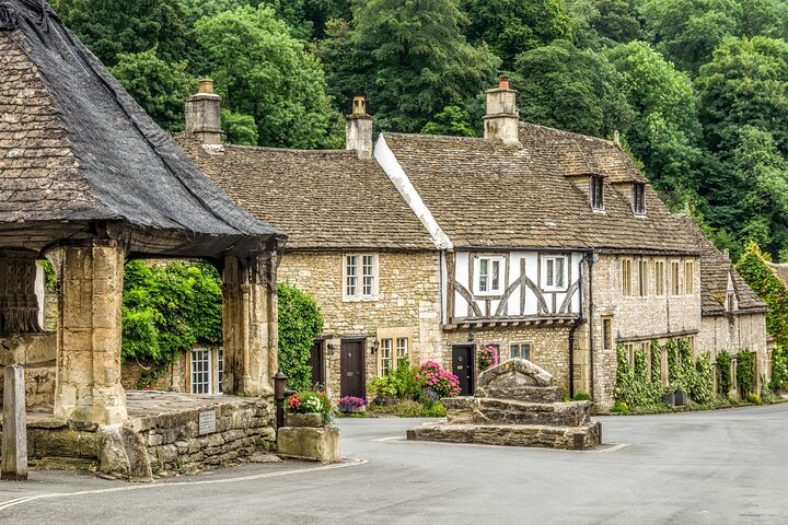 Village de Bourton-on-the-Water dans les Cotswolds, rivière et maisons en pierre