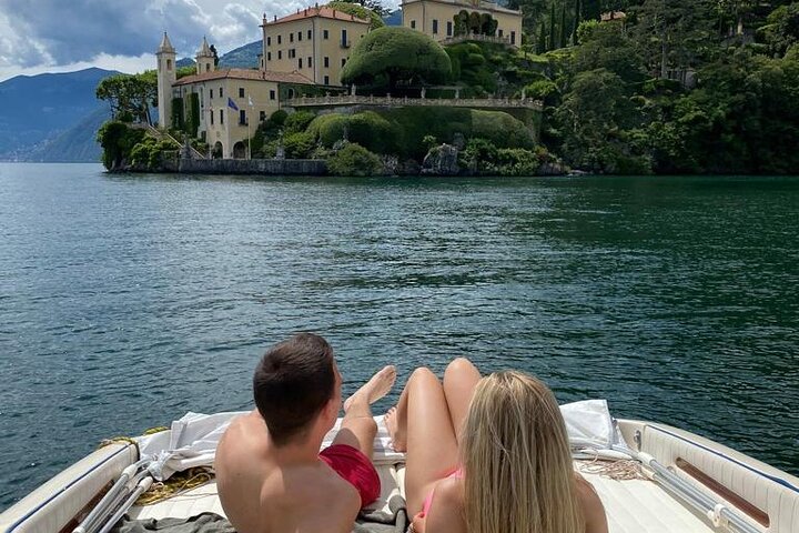 Bateau à moteur Pegaso 22 sur le lac de Côme devant le quai du Bar Lario, côté Côme