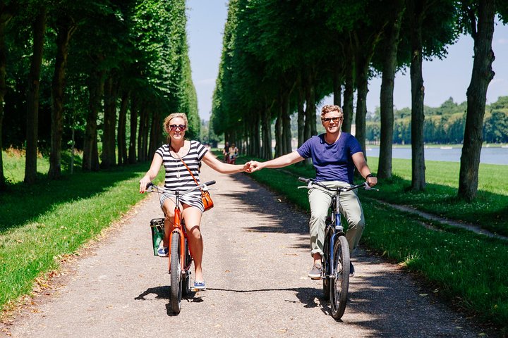 Cycliste pédalant le long du Grand Canal de Versailles avec pique-nique