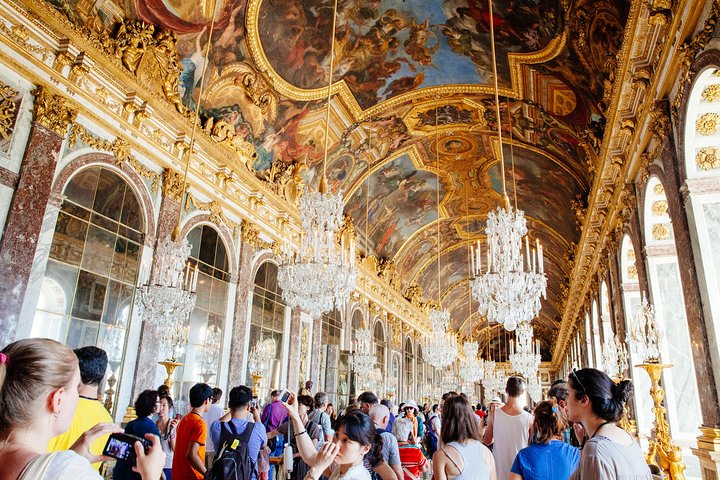 Visiteurs explorant les jardins à la française du château de Versailles en autonomie
