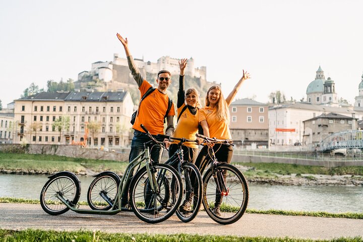 Groupe en kickbike traversant la vieille ville baroque de Salzbourg