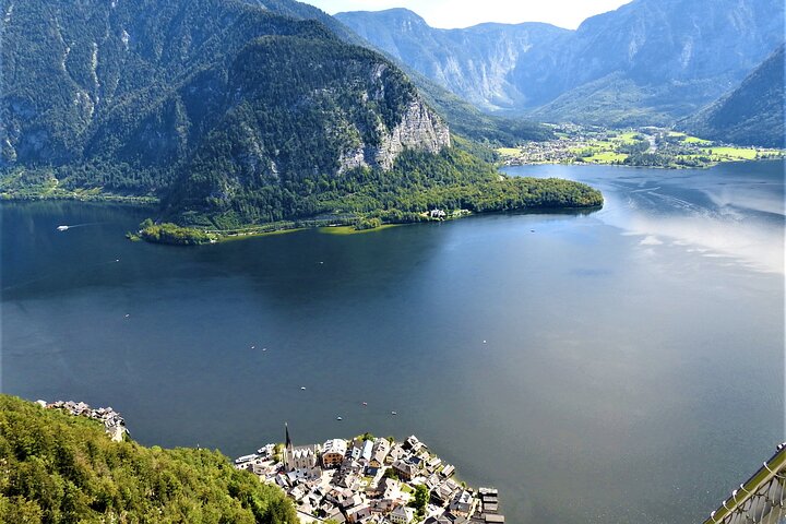 Village de Hallstatt et lac du Salzkammergut depuis la rive, Autriche