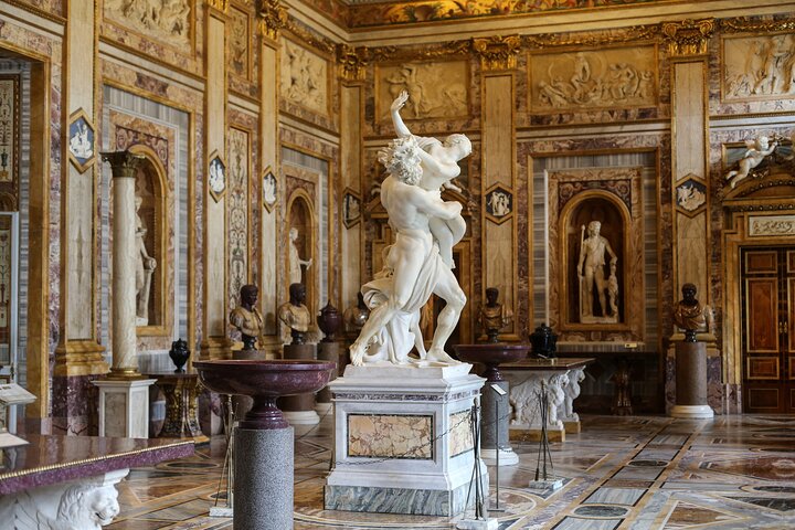 Groupe de visiteurs guidés dans les jardins de la Villa Borghèse après la visite de la galerie Rome