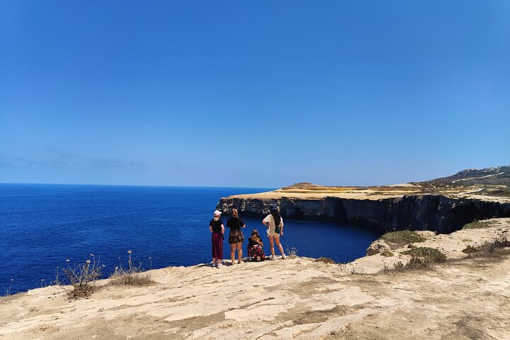 Visite privée en voiture climatisée autour de l'île de Gozo, côtes et sites historiques