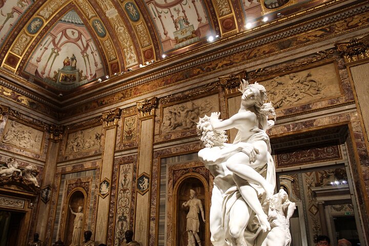 Visiteur autonome avec application audioguide à la Galerie Borghèse de Rome
