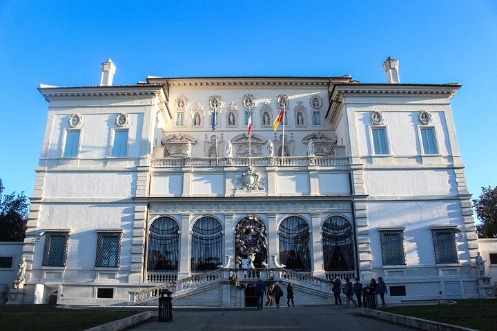 Visiteurs avec casques audio et guide expert à l'entrée prioritaire de la Galerie Borghèse Rome