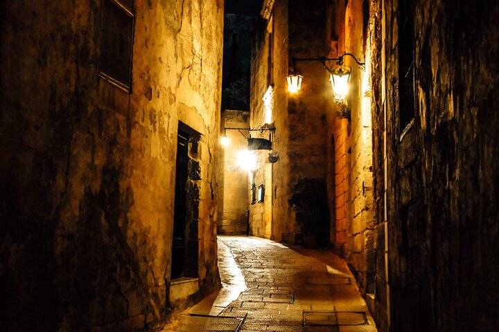 Visite nocturne et mystères historiques dans les ruelles médiévales de Mdina