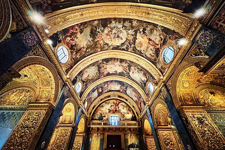 Intérieur baroque de la co-cathédrale Saint-Jean à La Valette, sol en marbres polychromes