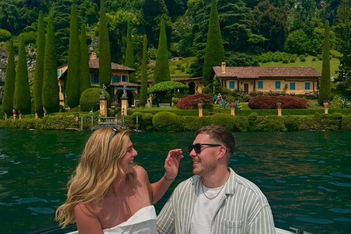 Bateau privé naviguant sur le lac de Côme avec vue sur les villas et les montagnes alpines depuis Bellagio