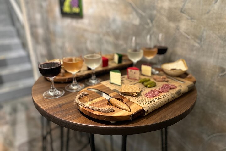 Dégustation de vins et fromages britanniques dans une cave de Bath