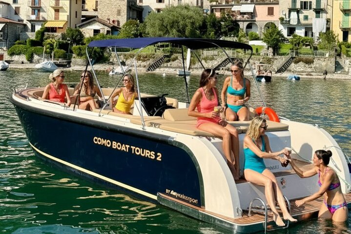Bateau naviguant devant les grandes villas historiques du lac de Côme avec Bellagio visible à l'horizon