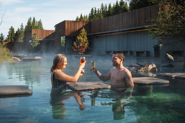 Forest Lagoon d'Akureyri, piscines à débordement en pleine forêt avec vue sur le fjord