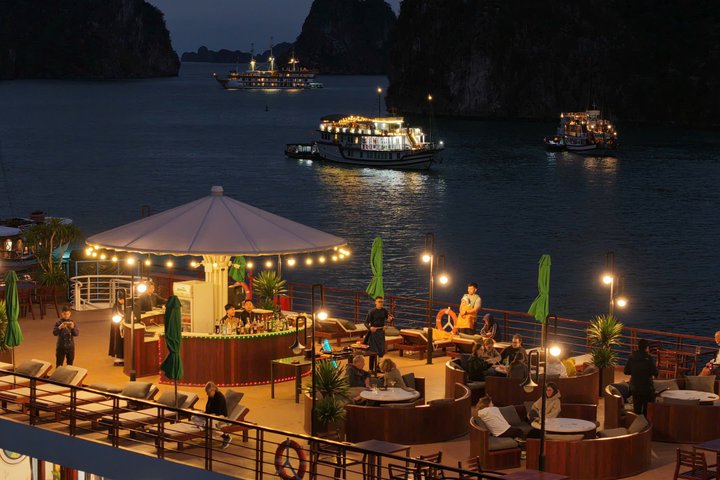 Cycad Cruise erste 6-Sterne-Kreuzfahrt der Bai Tu Long Bay mit Pool und Indochine-Inspiration