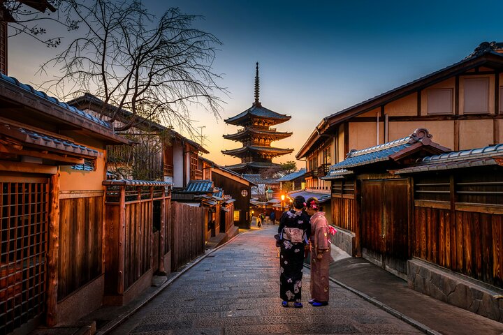 Morgendlicher Spaziergang in Gion mit lokalem Guide – Koyo Kyoto 5616484P4