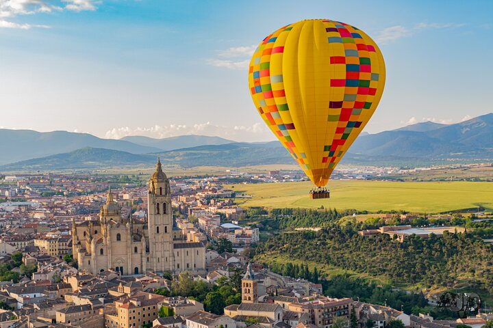 Montgolfière avec brunch espagnol et cava au-dessus des monuments de Ségovie
