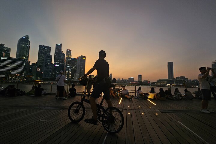 Fahrradtour vom Tag in die Nacht in Singapur - Übergang vom Tageslicht zum städtischen Nachtleben