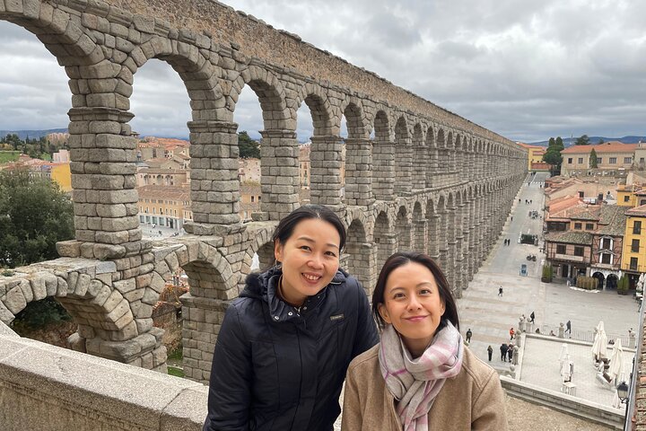 Véhicule privé et chauffeur-guide pour une excursion sur mesure Ávila et Ségovie depuis un hôtel de Madrid