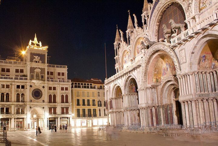 Palais des Doges illuminé la nuit sur la Piazzetta de Venise