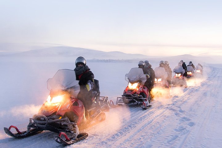 Aventure en motoneige dans la campagne arctique enneigée entre Tromsø et la Laponie