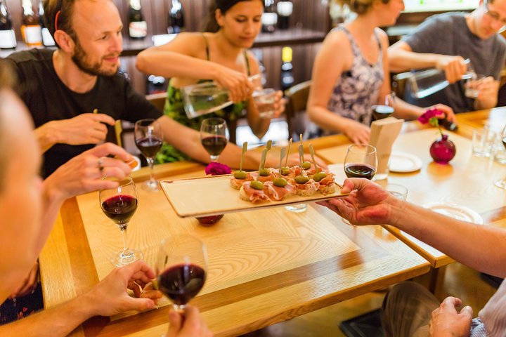 Food tour gastronomique slovène Ljubljana dégustations marché central Kranjska klobasa