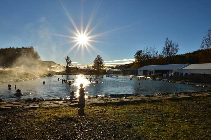 Piscine géothermique naturelle du Secret Lagoon entourée de vapeur, Cercle d'Or