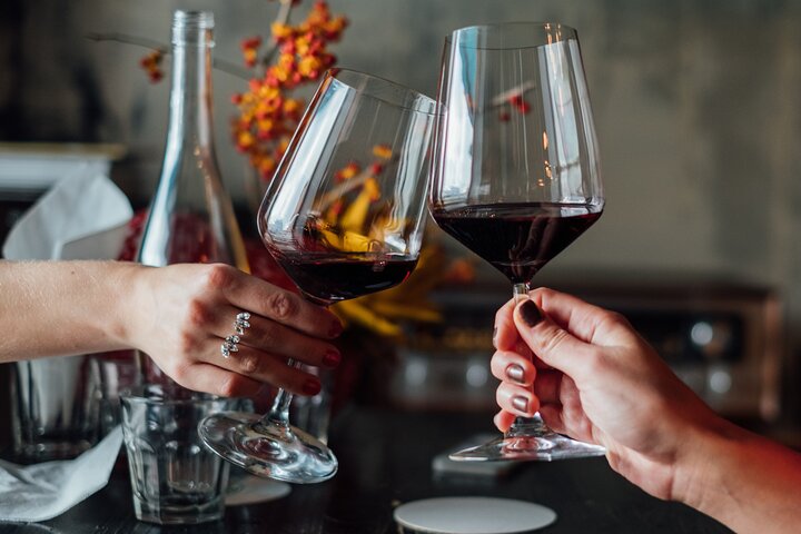 Dégustation privée vins Brunello de Montalcino dans une cave toscane
