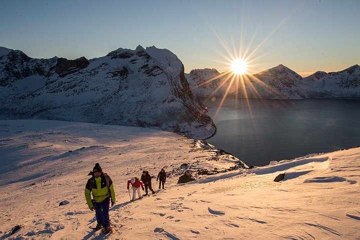 Randonnée en raquettes dans les montagnes arctiques enneigées de Tromsø