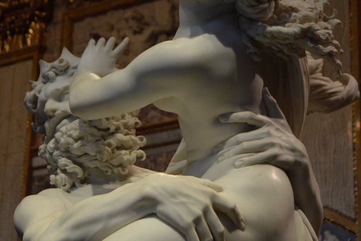 Couple visitant en privé les jardins de la Villa Borghèse à Rome avec guide dédié