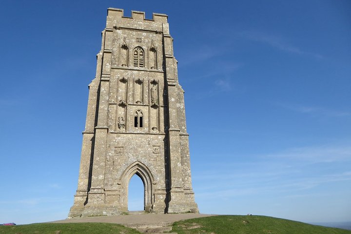 Glastonbury Tor et abbaye en ruine au coucher du soleil dans le Somerset