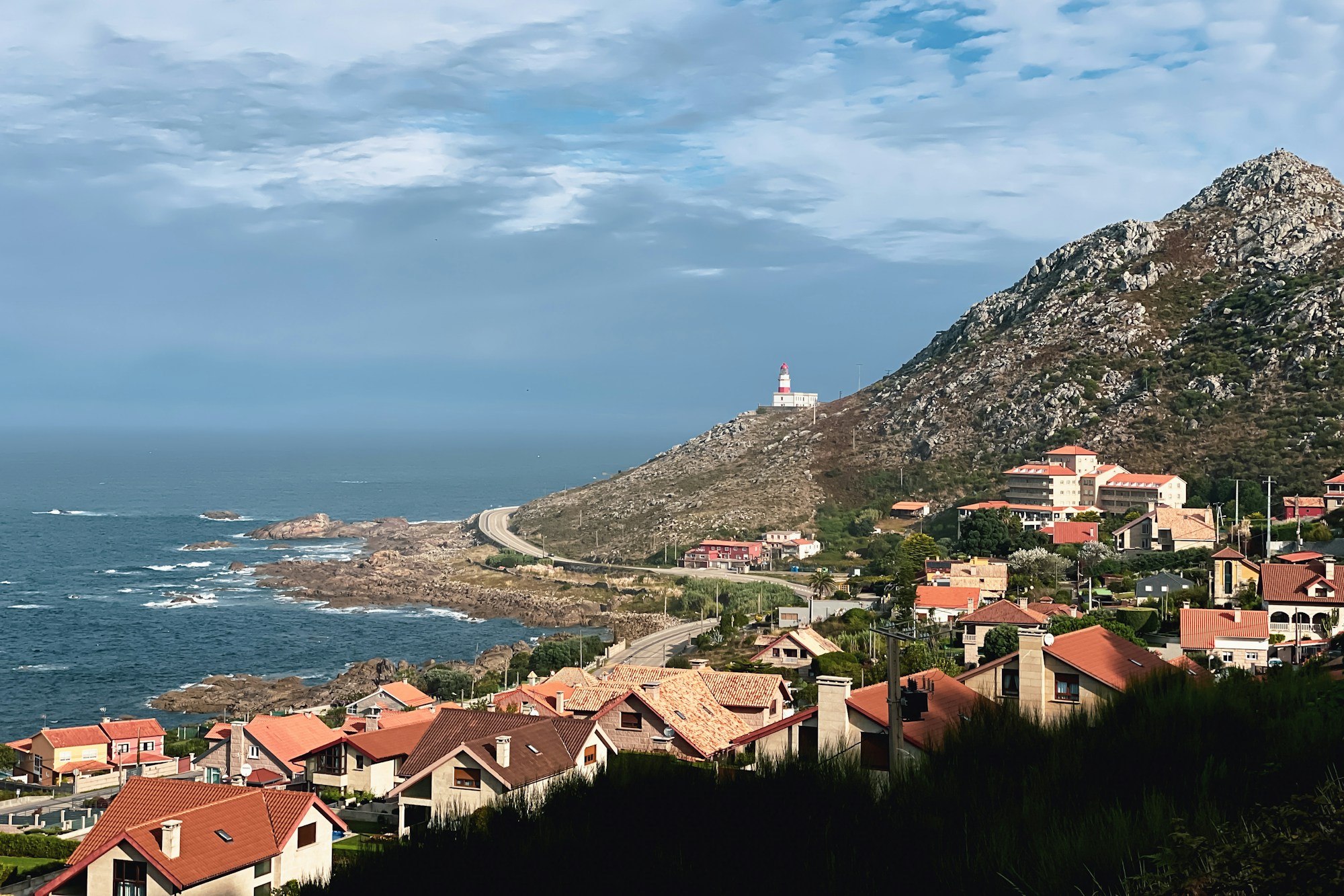 Village médiéval de la côte galicienne espagnole avec mer Cantabrique en arrière-plan