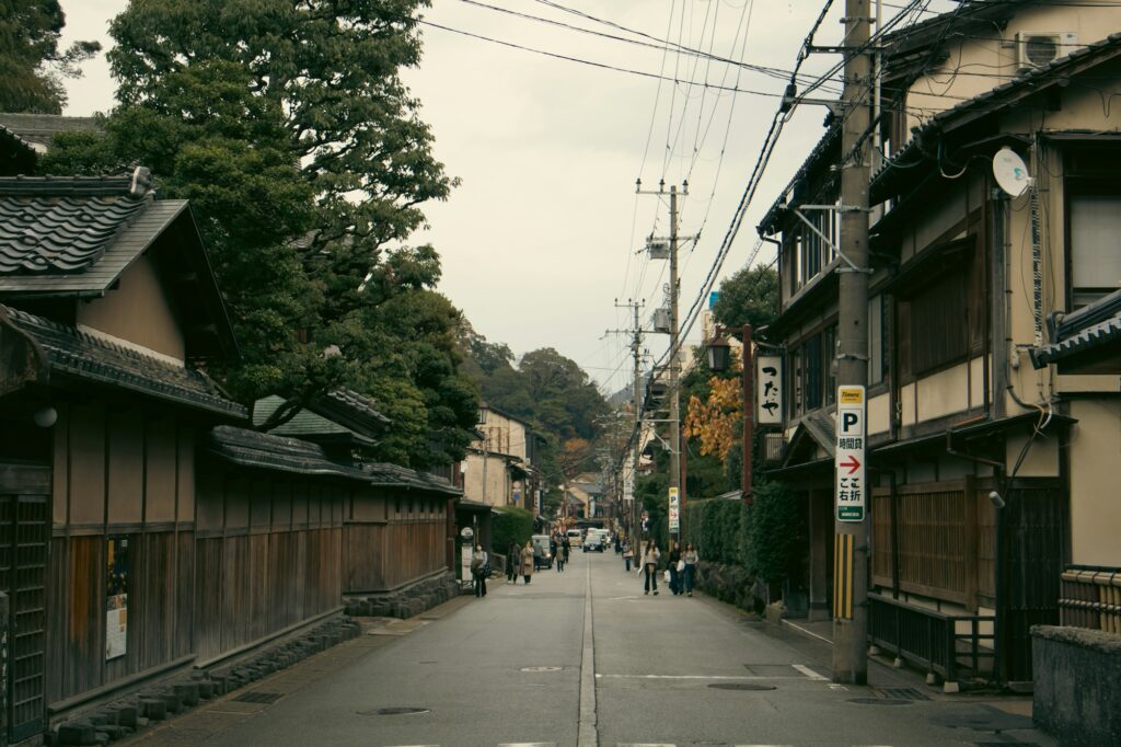 Ruelle traditionnelle du quartier Yanaka à Tokyo, maisons en bois et temples