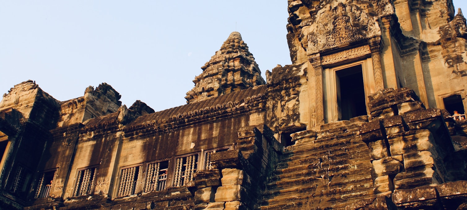 Temples d'Angkor en saison sèche, lumière dorée sur la pierre