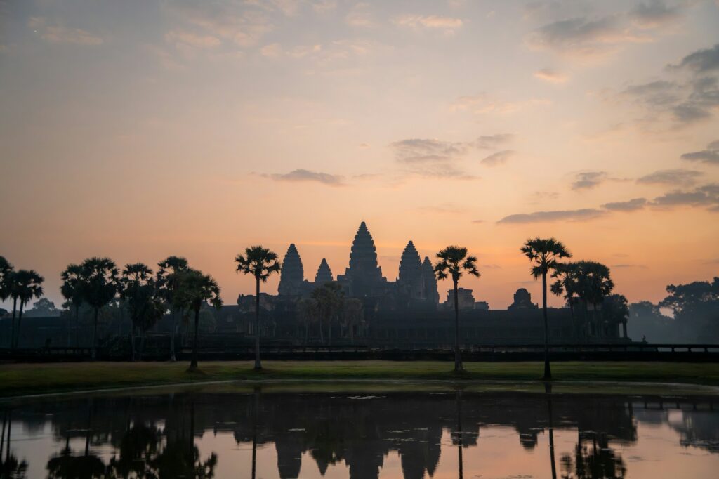 Lever de soleil sur les tours d'Angkor Wat reflétées dans les bassins