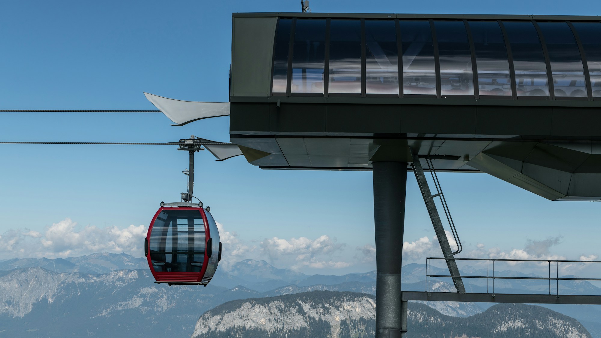 Rote Seilbahngondel auf dem Weg zu einer Bergstation