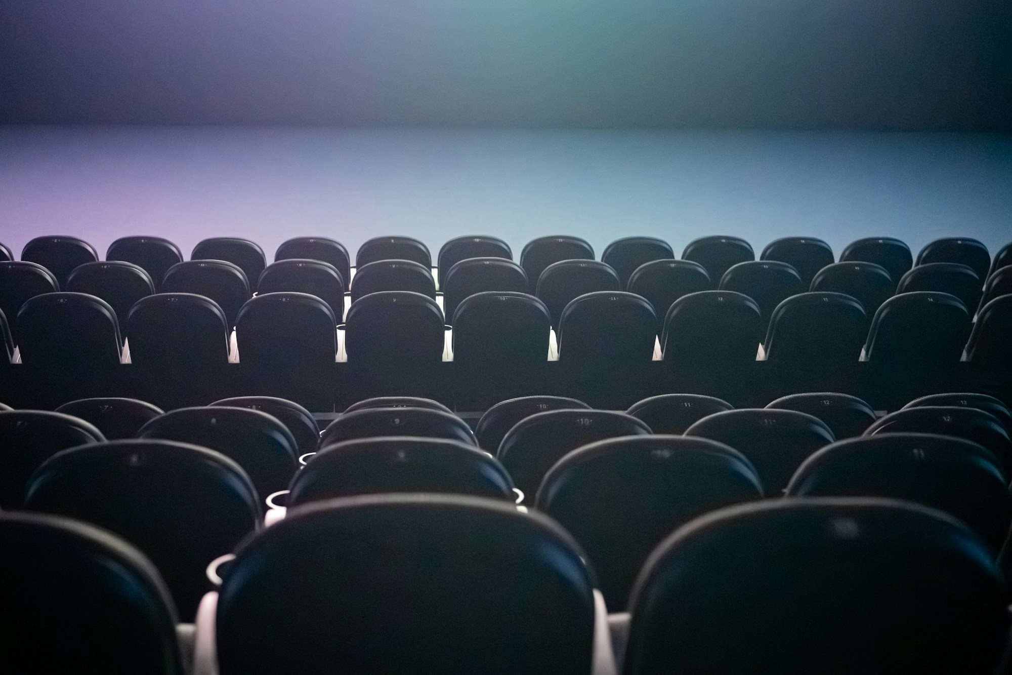 Leere Theaterreihen unter farbiger Beleuchtung