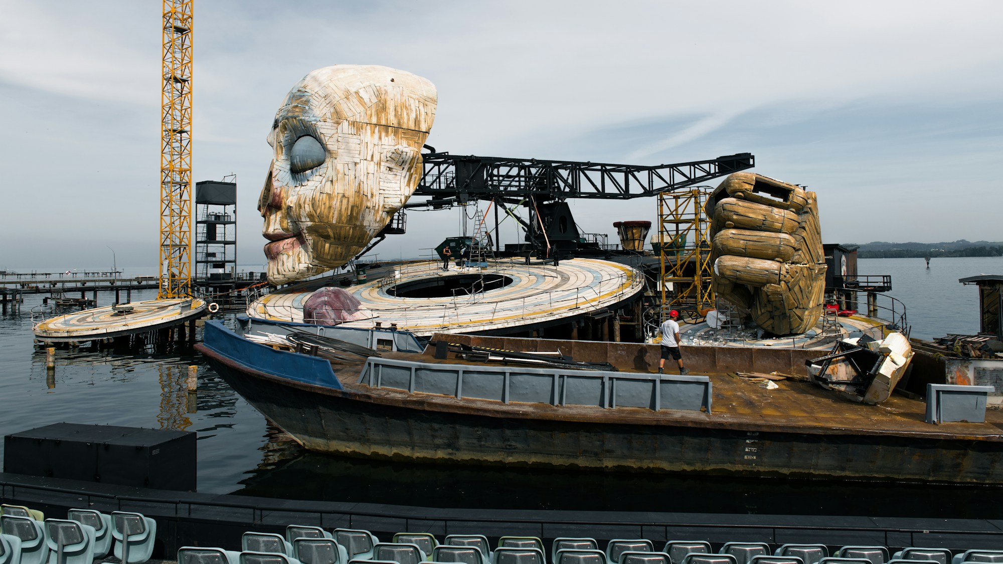 Monumentales Bühnenbild wird auf einer Barge in Bregenz aufgebaut, ein Sinnbild für das Bühnenhandwerk der Seebühne