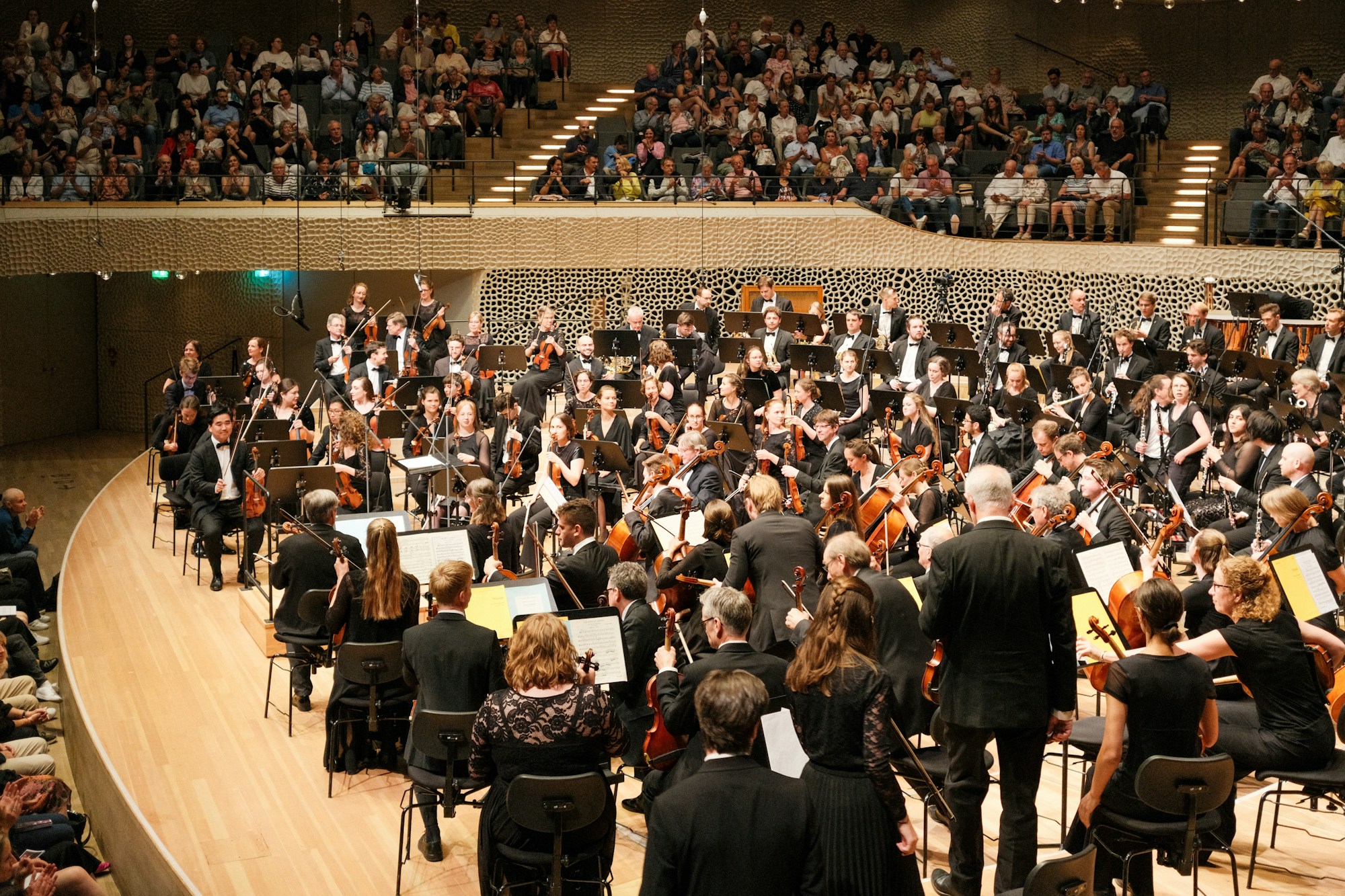 Dirigent und Musiker bei einem sinfonischen Konzert im Konzertsaal