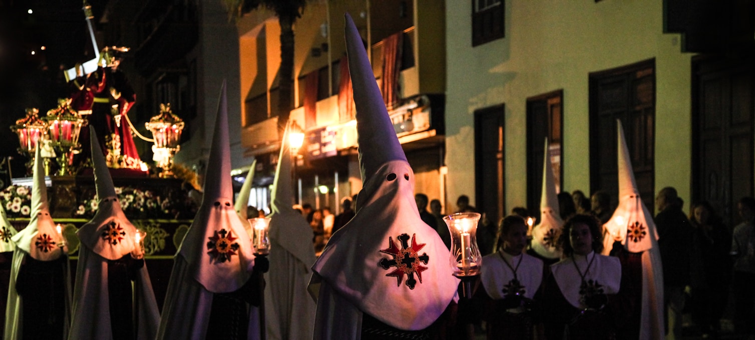 Foule en costumes colorés dans les rues de Santa Cruz de Tenerife pendant le Carnaval